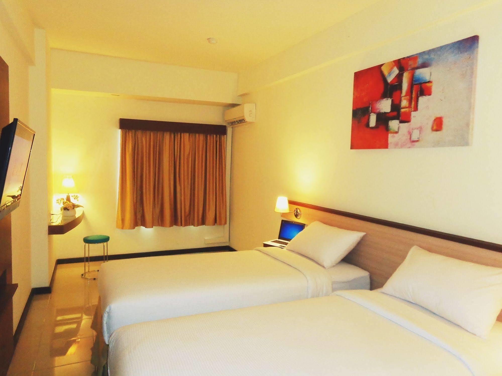 Everyday Smart Hotel - Malang Exterior photo